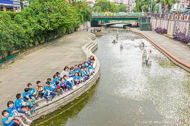 新北思賢國小附幼：學校旁中港大排，變身最佳觀察教室｜特色幼兒園開學了