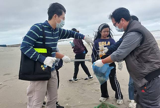 光田綜合醫院通霄分院昨日舉行「健行愛自己，淨灘愛地球」活動，為海洋生態儘一份心力。（記者陳金龍翻攝）