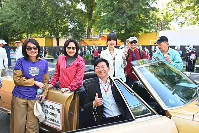 高雄市府會訪問團熱情參與波特蘭玫瑰節活動，左一至左五為陳麗娜丶康裕成、吳立森、張硯卿、黃柏霖。 圖：高雄市行國處/提供