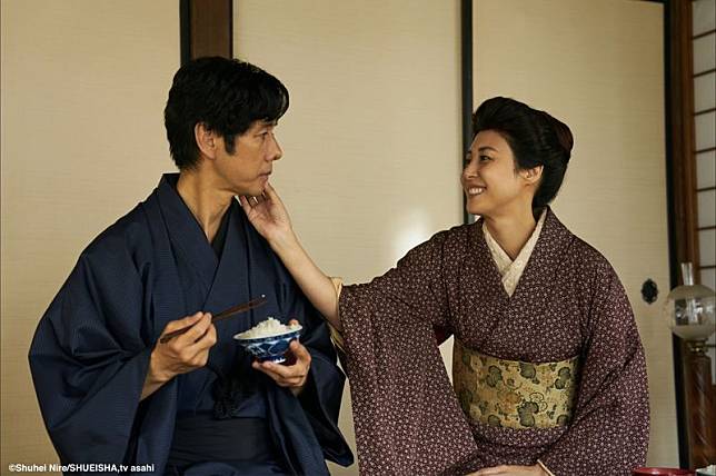 《黃金之刻》西島秀俊（左）和松嶋菜菜子扮演夫妻。（Hami Video提供）