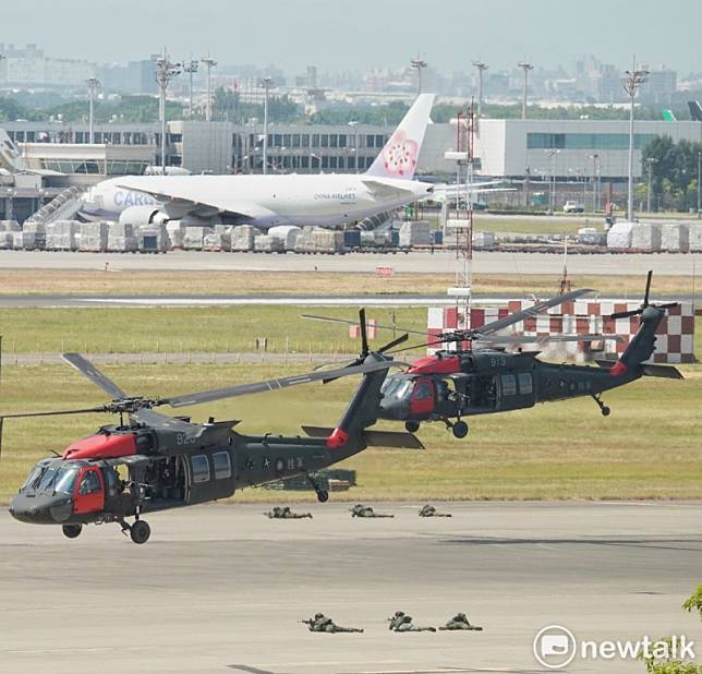 國軍漢光演習今年首度在桃園機場演練機場遭敵軍攻擊的應變能力，場面逼真。 圖：張良一/攝