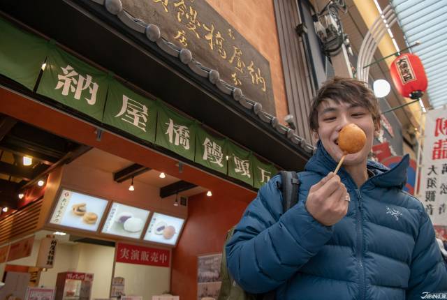 
<p><b>【納屋橋－炸饅頭】</b></p><p>
</p><p>
看似美式熱狗其實是炸饅頭！遠遠就能聞到甜香味，趁熱吃的炸饅頭，外皮酥脆內部鬆軟，搭配甜而不膩的紅豆內餡，在冬天裡吃起來特別幸褔～</p><p>
</p><p>
<a href=