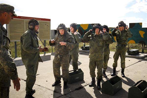 被徵召的俄國男性4日在俄國南部克拉斯諾達接受射擊訓練。美聯社