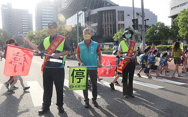 謝文斌(左)、張淑娟(右)客串交安宣導大使。   圖：高雄市教育局提供