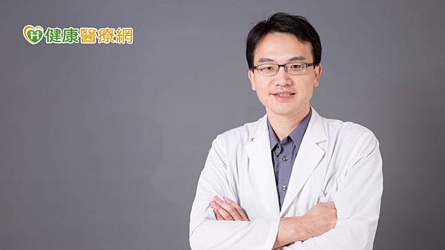 蔡尚峰醫師指出，民眾若發現健檢報告中的「腎絲球過濾率（eGFR）」與「尿中白蛋白尿／肌酸酐比值（UACR）」數值異常，應與腎臟科醫師討論合適的腎功能追蹤與治療方案。