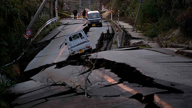 能登半島在2024年1月1日的強震後，到處是這樣的破碎毀損道路。美聯社