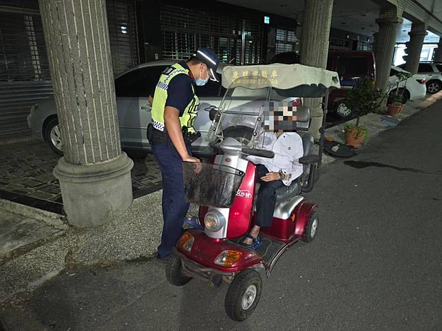 警六分局大林所調閱定位，廿分鐘就在永成路找到駕駛電動代步車的陳翁。(讀者提供)