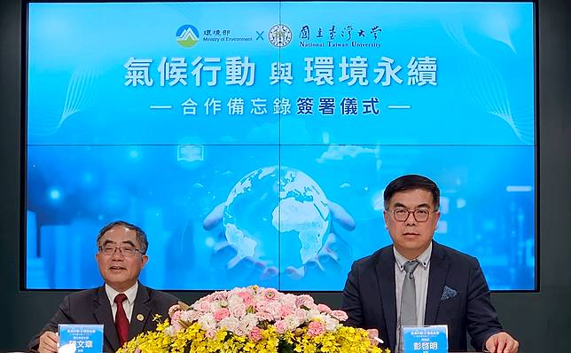 環境部長彭啓明(右)21日表示，環境部5月底將成立「抗高溫對策聯盟」。(劉品希 攝)