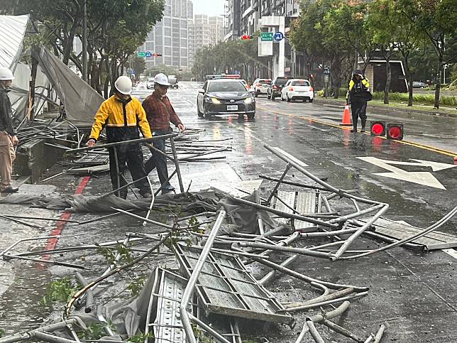 龜山區樂善二路與文化一路口的工地鷹架下午14時30分許不敵強風倒塌。圖：讀者提供