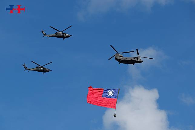 國慶大會高唱國歌環節時，CH-47SD契努克運兵直升機將吊掛巨幅國旗，在2架UH-60M黑鷹直升機的護衛下飛越上空。（圖：中華民國讚國慶臉書）