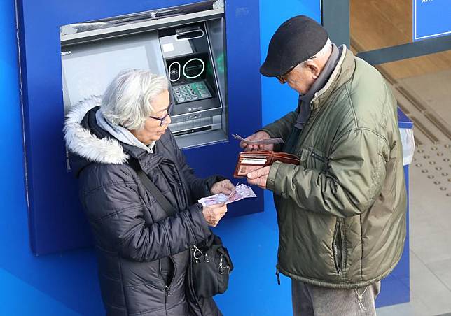 People withdraw money from an ATM in Ankara, Türkiye, on Jan. 3, 2025. Türkiye's inflation rate eased for the seventh consecutive month in December, official data showed Friday. Consumer prices rose by 44.3 percent year-on-year in December, down from 47.1 percent in November, according to the Turkish Statistical Institute. As a result of an anti-inflation program launched 18 months ago, Türkiye's annual inflation rate has dropped from a peak at 75.4 percent in May. (Mustafa Kaya/Handout via Xinhua)