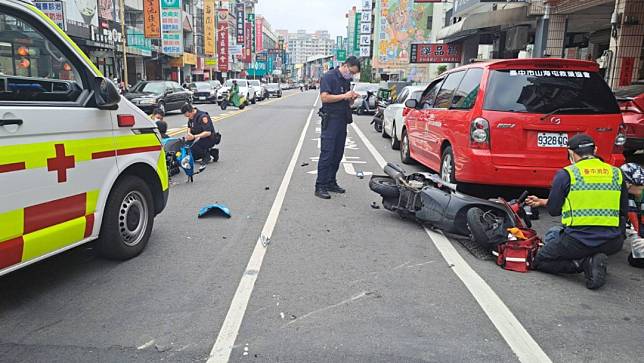 台中市大里區22日發生兩部機車撞擊車禍，一名被媽媽揹在前方的6月男嬰，傷重不治；照片是救護人員到場救護。讀者提供