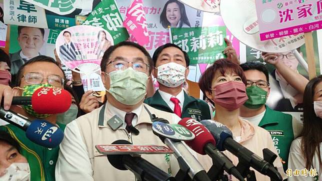 台南市長黃偉哲(左2)今天登記參選，南市議會黨團總召劉米山(左3)緊跟在旁邊。(記者洪瑞琴攝)