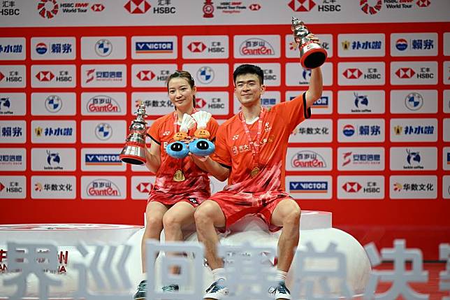 Winners Zheng Siwei &reg;/Huang Yaqiong pose during the awarding ceremony for the mixed doubles event at BWF World Tour Finals 2024 in Hangzhou, China, Dec. 15, 2024.(Xinhua/Hou Zhaokang)