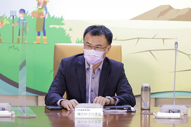 農委會主委陳吉仲表示，今年仍會透過冷鏈、加工，讓年底開始採收的鳳梨釋迦能夠順利出口。(圖：農委會)