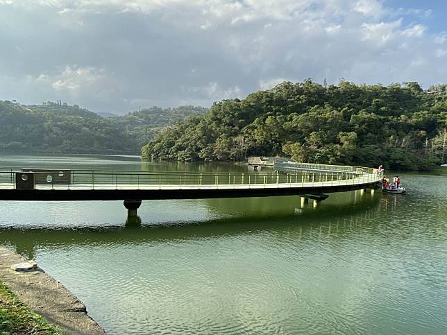 龍潭湖跨湖棧橋如巨龍盤旋跨越湖中