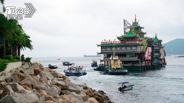 香港海事處收到最新報告，指珍寶海鮮舫仍在海面。（圖／達志影像美聯社）