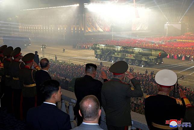 北韓二十七日舉行大型閱兵遊行，展示可攜帶核武的飛彈和新型攻擊無人機。（路透）