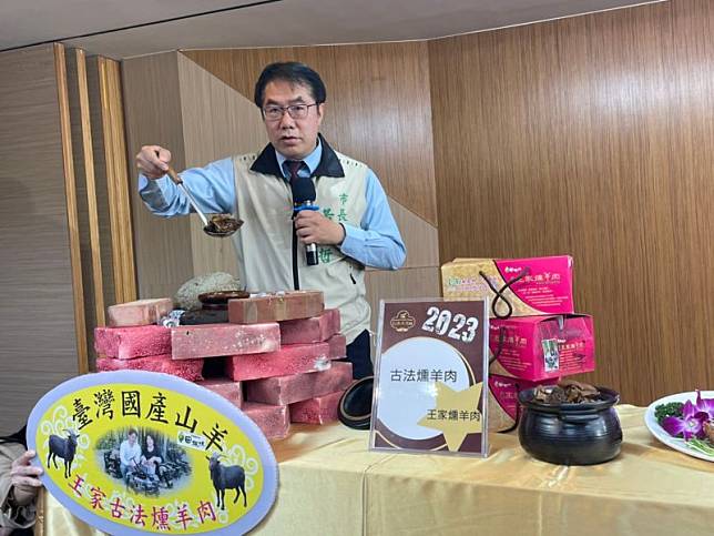 台南市長黃偉哲舀起香噴噴的王家燻羊肉，現場頓時充滿羊肉及藥膳香氣