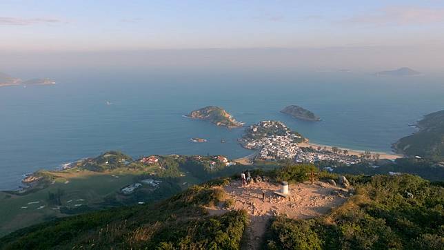 在龍脊高點上，可以欣賞石澳、大浪灣、東龍島、紅山半島、赤柱等等美景。