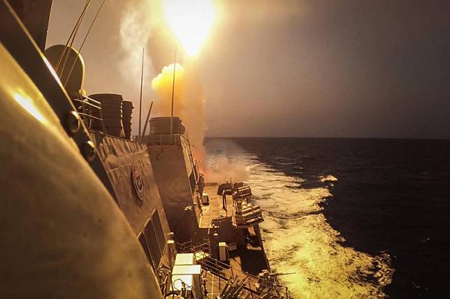 美海軍伯克級驅逐艦「卡尼號」14 日於葉門周圍海岸執行任務，9 小時間共計擊落了飛往以色列的 4 枚巡弋飛彈和 15 架無人機。 圖：擷自「X」@Osinttechnical