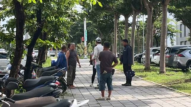 建案工地因事故暫時停工，吊車傾斜原因究竟為何，工人議論紛紛。民眾提供