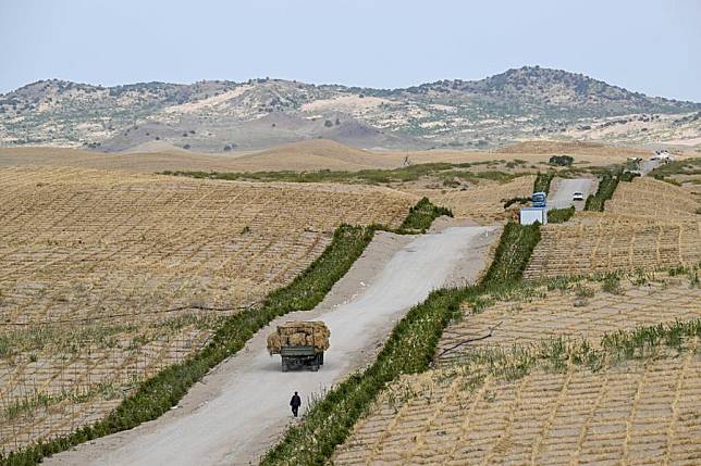 (240605) &ndash; HOHHOT, June 5, 2024 (Xinhua) &ndash; This photo taken on May 16, 2024 shows a road winding through the sandy land in Ongniud Banner in Chifeng City, north China's Inner Mongolia Autonomous Region. (Xinhua/Lian Zhen)