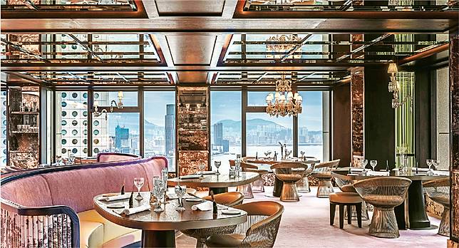 飽覽維港–Cristal Room by Anne-Sophie Pic位於中環摩天大樓內，客人可居高臨下飽覽維港與城市景致，日光把水晶擺設變得更亮眼。（餐廳提供）