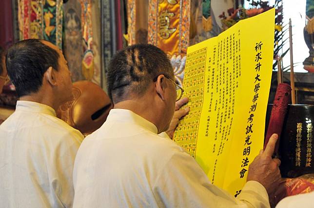 台灣首廟天壇（天公廟）十九日起舉辦為期五天的「金榜題名」光明法會。 （記者陳治交攝）