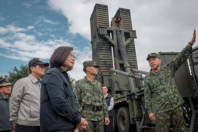 蔡英文總統（前左一）昨前往花蓮視導空軍防空部隊，聽取幹部簡報天弓三型飛彈性能。（資料照，取自總統府官網）