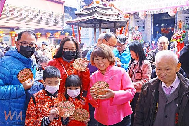 嘉義市長黃敏惠初一送開運紅包祈願市民幸福安康