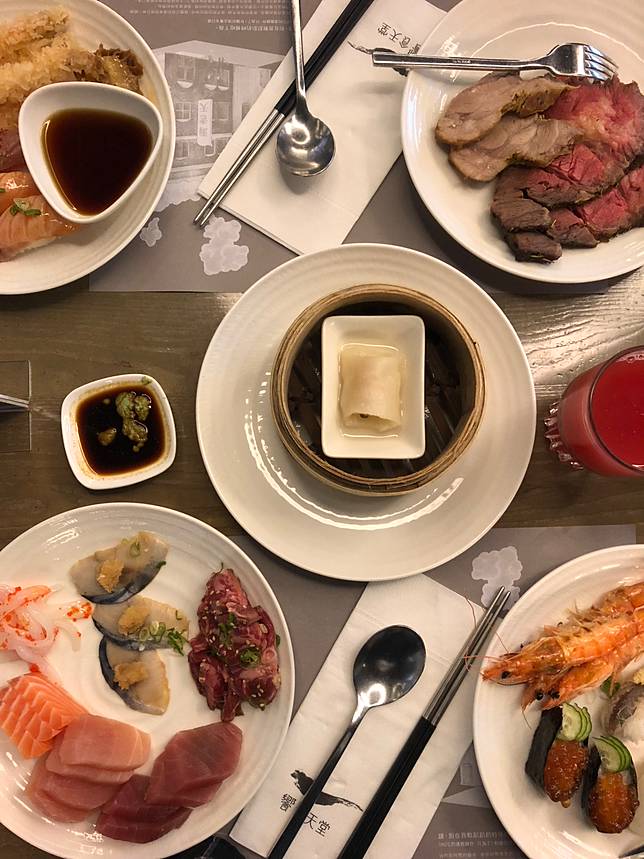 ▲「饗食天堂」豐富多元的精選食材，包括：日本料理、港式點心、烤鴨、沙拉、炸物，還有各式甜點、Häagen Dazs冰淇淋、飲品，讓人吃巧又吃飽。（圖/饗食天堂桃園中壢SOGO店）