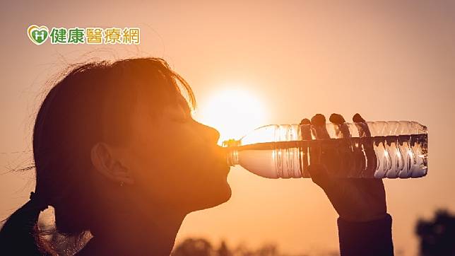 大量流汗時，體內的鈉離子流失過多，此時只補水反而會稀釋血液中的鈉含量，讓體內電解質失衡。