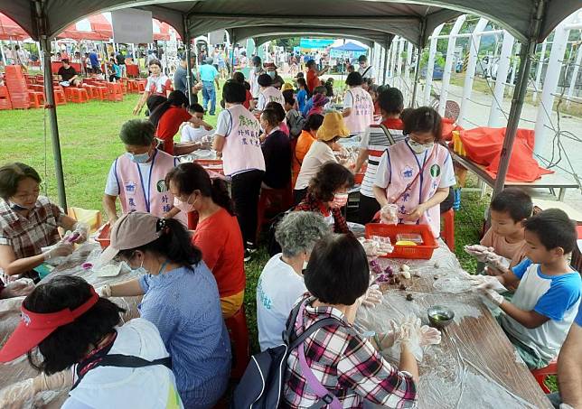 台中市優質青農產業文化暨火龍果推廣活動，親子米食手作ＤＩＹ體驗。（記者陳金龍攝）