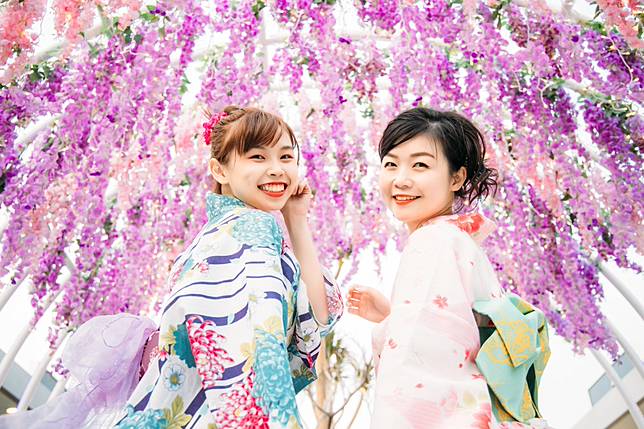 台中港店白天藤花瀑仙境（圖/MITSUI OUTLET PARK）