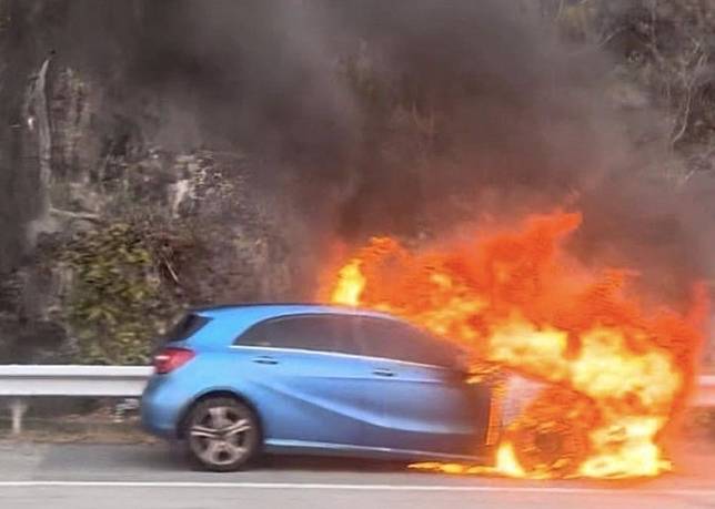 私家車車頭位置起火。