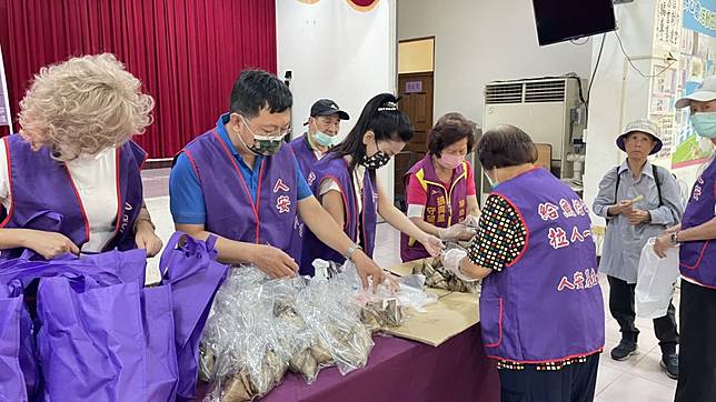 人安基金會端午節關懷活動，針對獨老、街友共三百四十個單位，每人發放粽兩顆。 （記者陳俊文攝）
