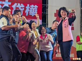 立委林岱樺與6位高市議員在造勢舞台自拍。(記者黃佳琳攝)