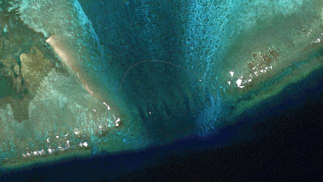根據2月22日衛星照，黃岩島入口安置了一道浮動的屏障。路透社
