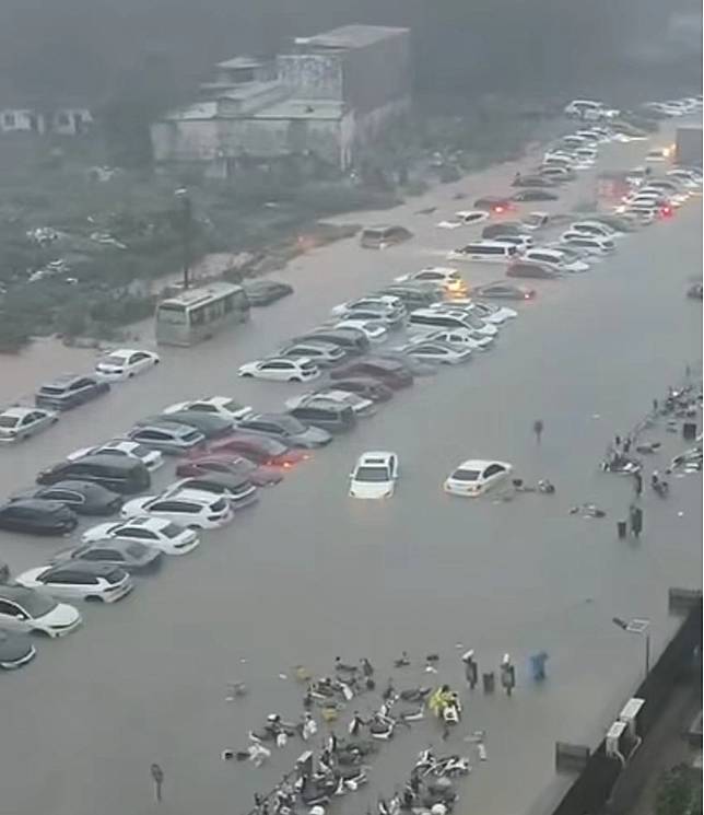 廣西欽州因強降雨大淹水，整個街道變成河流。   圖 : 翻攝自大風新聞