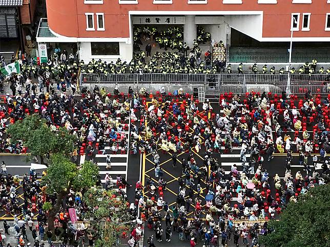 對於「青鳥」衝撞拒馬、意圖侵入國會的脫行為，閣揆卓榮泰非但不予制止，還感佩群眾上街捍衛民主，國民黨直斥「連演都不演了」，根本是公然破壞院際和諧的惡質行為。（圖：張柏仲攝）