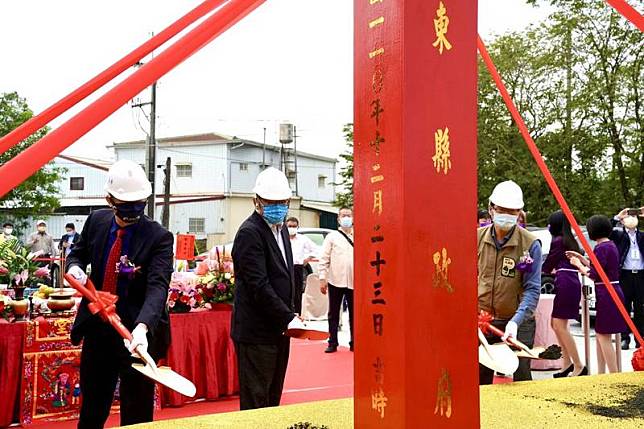 屏東縣政府23日舉行「屏東縣六塊厝產業園區」動土典禮，期能藉園區開發，與周邊屏東科技產業園區、農業生物科技園區及工業局編定工業區等園區相互配合，吸引相關產業進駐，建構屏東地區完整產業鏈。（屏東縣政府提供）中央社記者郭芷瑄傳真 110年12月23日  
