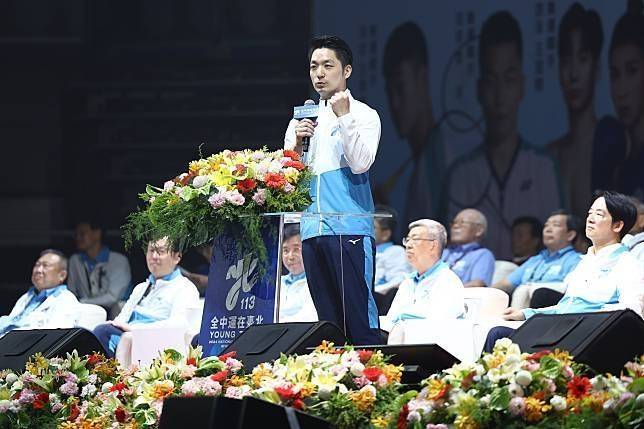 臺北市市長蔣萬安勉勵選手挑戰自我，成為下一個亞奧運國手。臺北市政府教育局提供