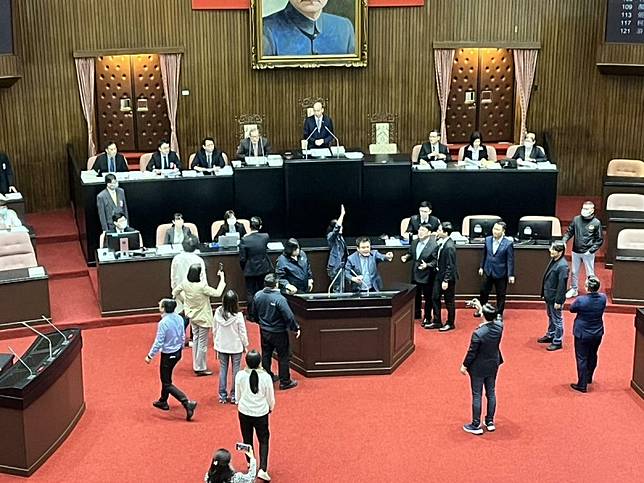 國民黨提案「停止討論」，遭到民進黨立委莊瑞雄抗議，藍綠一度在院會對峙。 圖：金大鈞/攝