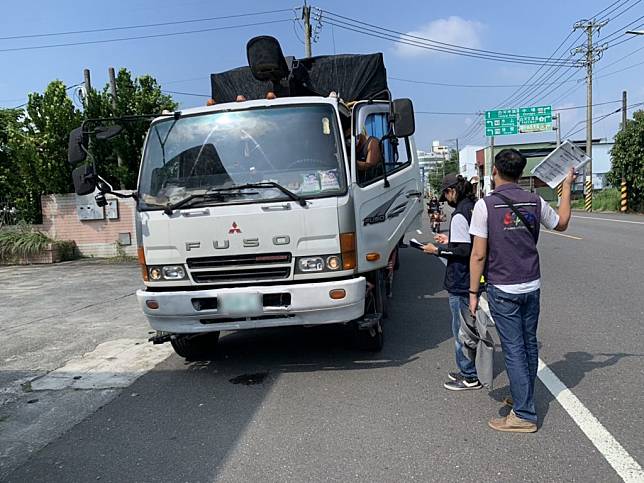 環保局近來與警方聯手，不定時、不定點，於棄置熱區攔查載運廢棄物車輛，遏止非法棄置惡劣行徑在南市出現。（環保局提供）