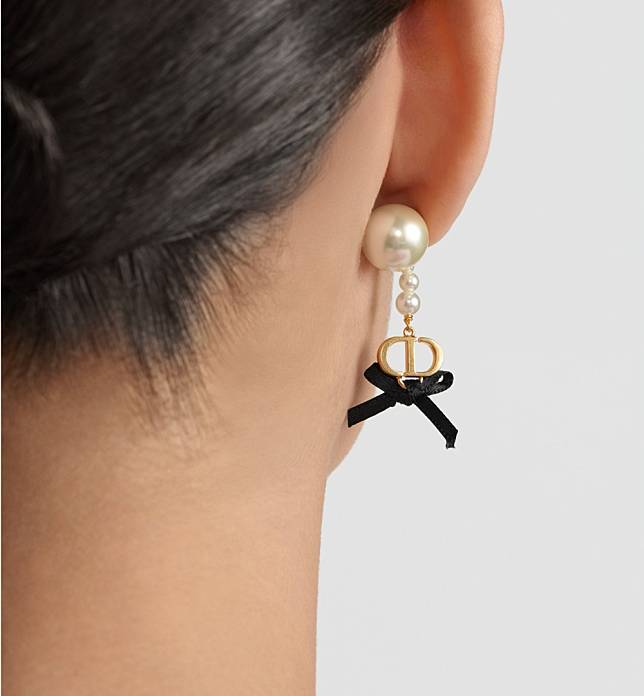 模特兒演繹Dior Tribales Earrings。