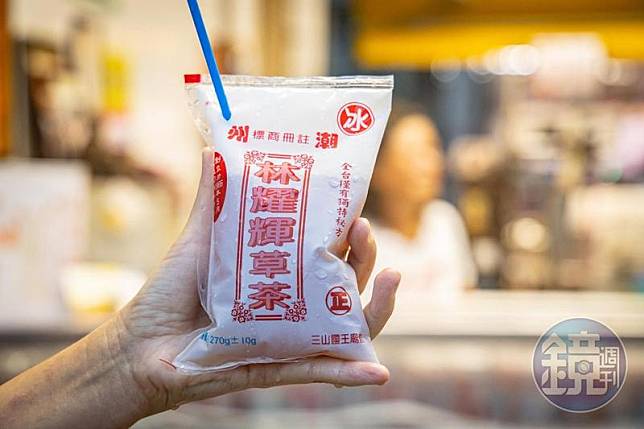 夏天，潮州人最愛喝上一包林耀輝「青草茶」來消暑解渴。（10元／包）