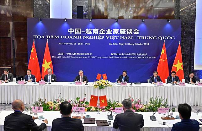 Chinese Premier Li Qiang and Vietnamese Prime Minister Pham Minh Chinh attend a symposium gathering representatives of Chinese and Vietnamese entrepreneurs in Hanoi, Vietnam, Oct. 13, 2024. (Xinhua/Yin Bogu)