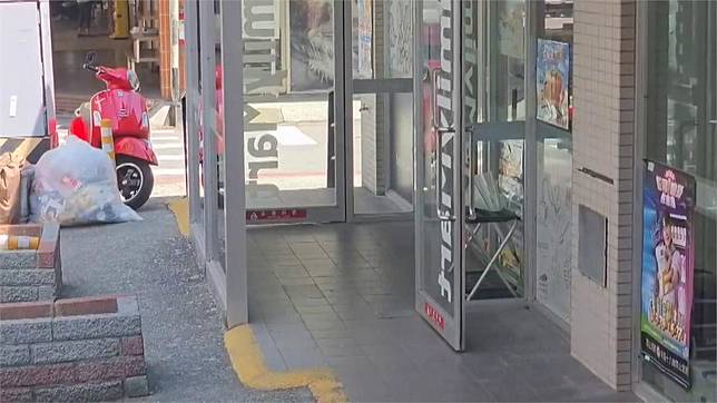 桃園發生一起超商店員下跪事件，疑似女店員製作時不慎將冰淇淋掉落在地，導致女子不滿。圖／台視新聞