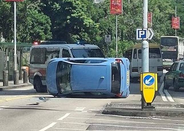 私家車在路中翻側。